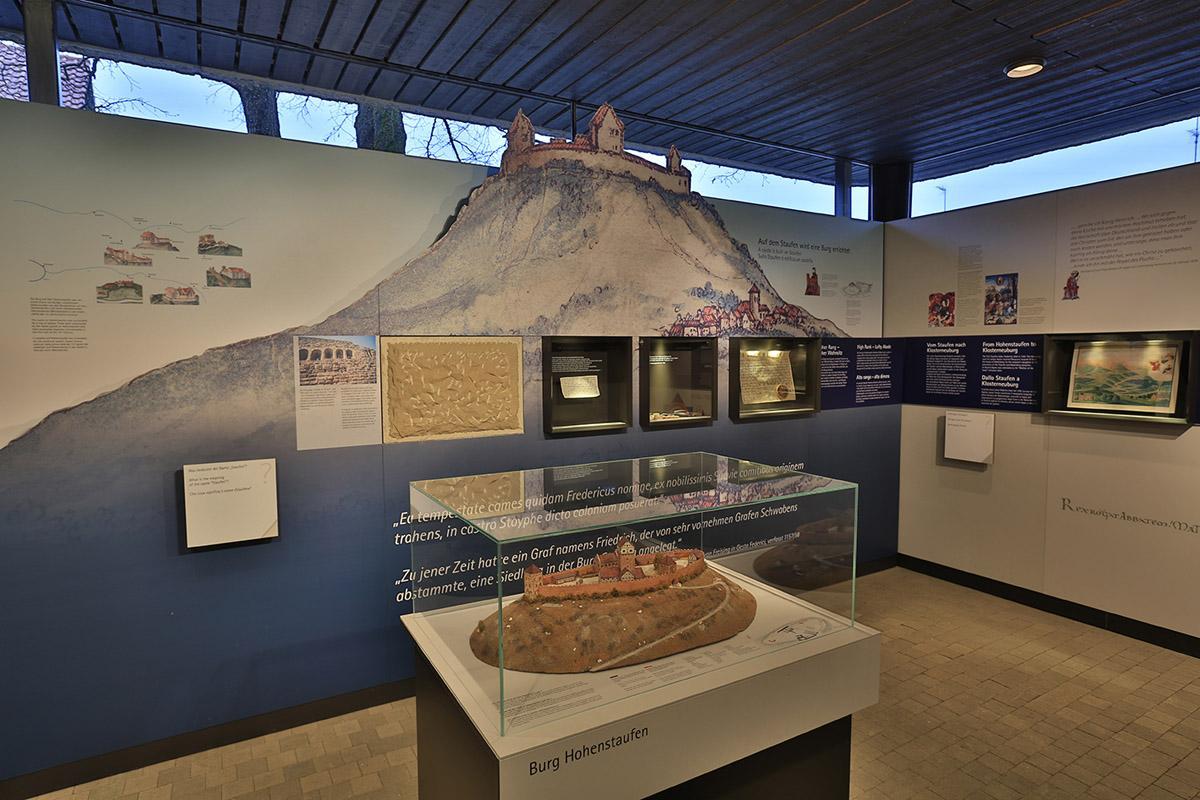 Blick in den Dokumentationsraum für staufische Geschichte am Fuß des Hohenstauffen