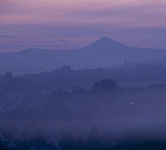 Blick vom Filseck auf den Hohenstaufen in der Abenddämmerung