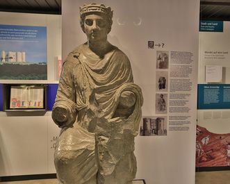 Skulptur von Kaiser Friedrich II. im Dokumentationsraum für staufische Geschichte am Fuß des Hohenstauffen