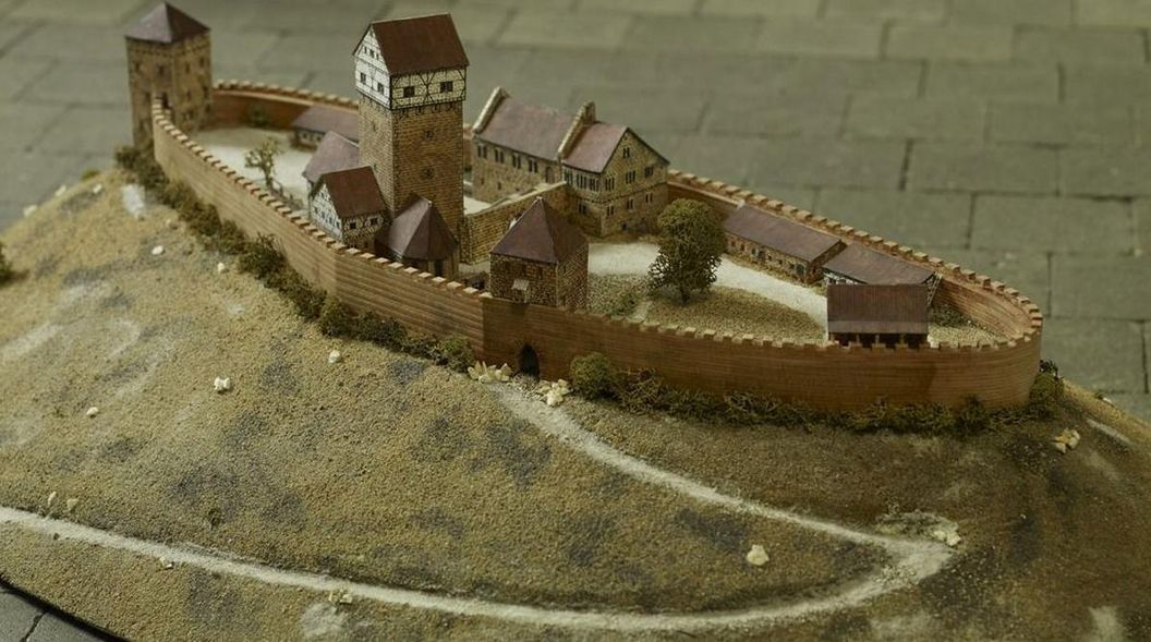Modell der Burg Hohenstaufen im Dokumentationsraum für staufische Geschichte am Fuß des Hohenstaufen