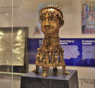 Vergoldete Bronzebüste des Kaisers Barbarossa im Dokumentationsraum für staufische Geschichte